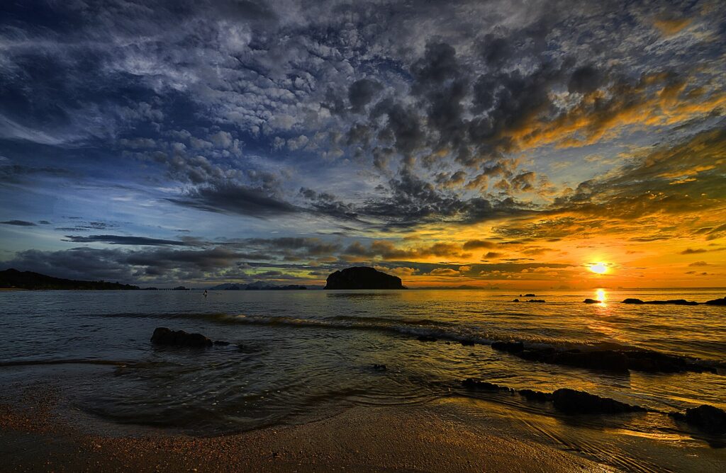 Calm sea meeting the sky at dawn, symbolising the dissolving of separation into unity in Ad Unum Energy Healing