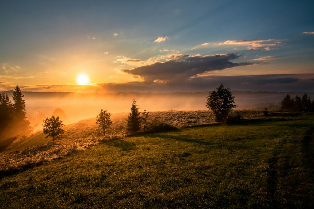 Aube sur un paysage ouvert et silencieux