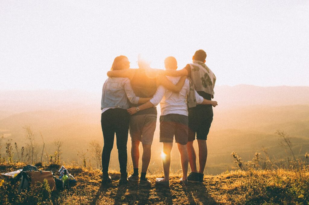 Un groupe enlacé au coucher du soleil : la dimension collective de la pratique