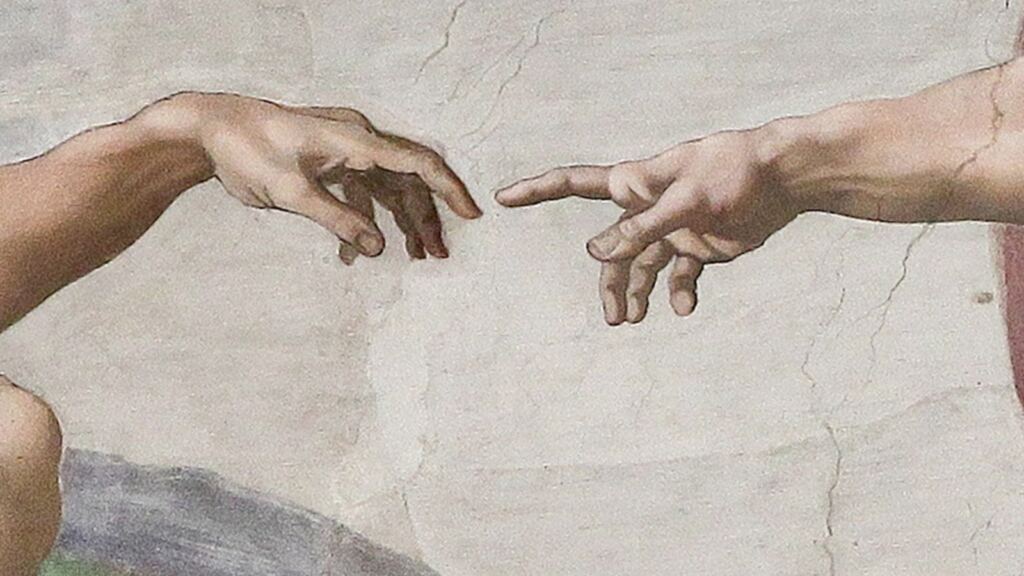 Le mani di Dio e di Adamo che quasi si toccano, dettaglio della Creazione di Adamo di Michelangelo nella Cappella Sistina