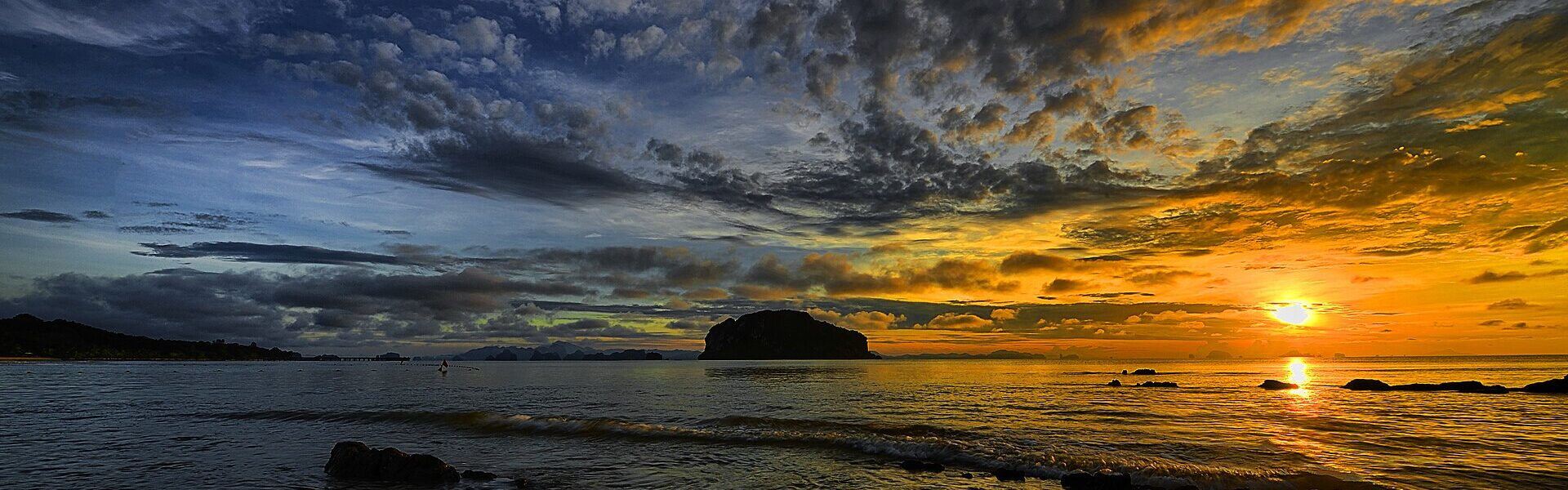 Calm sea meeting the sky at dawn, symbolising the dissolving of separation into unity in Ad Unum Energy Healing